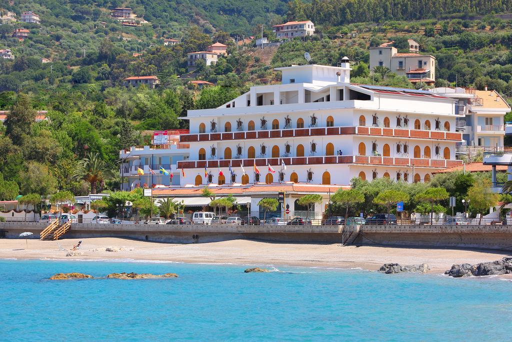 Hotel Ristorante La Tartaruga Capo dʼOrlando Kültér fotó